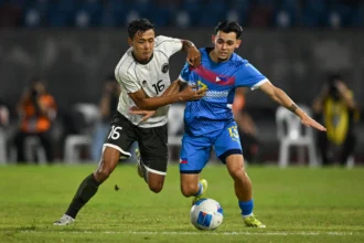 Pesepak bola Timnas Indonesia U-22 Dony Tri Pamungkas (kiri) berebut bola dengan pesepak bola Timnas Filipina Alex Jame Monis (kanan) pada pertandingan babak penyisihan Grup C Sepak Bola SEA Games 2025 di The 700th Anniversary of Chiang Mai Stadium, Chiang Mai, Thailand