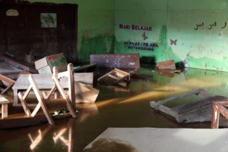 Kondisi sekolah yang terdampak banjir bandang di Desa Aek Garoga, Kecamatan Batang Toru, Tapanuli Selatan, Sumatera Utara.
