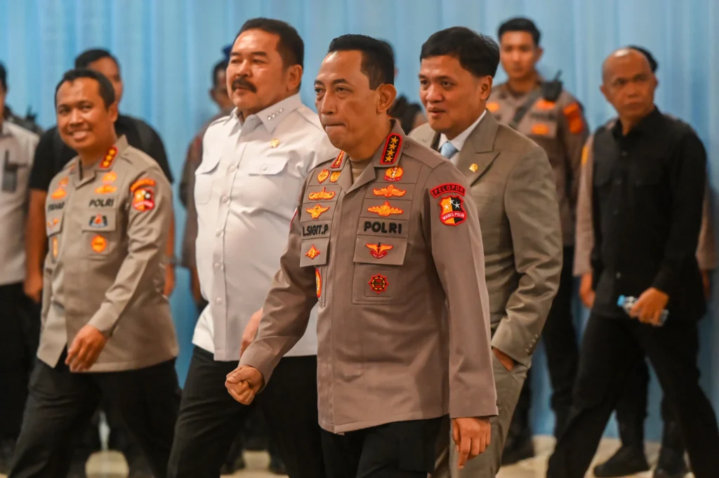 Kapolri Jenderal Pol. Listyo Sigit Prabowo (tengah) bersama Jaksa Agung ST Burhanuddin (kedua kiri) dan Ketua Komisi III DPR Habiburokhman (kedua kanan) bersiap mengikuti penandatangan nota kesepahaman atau memorandum of understanding (MoU) dan perjanjian kerja sama antara Polri dan Kejaksaan RI di Jakarta