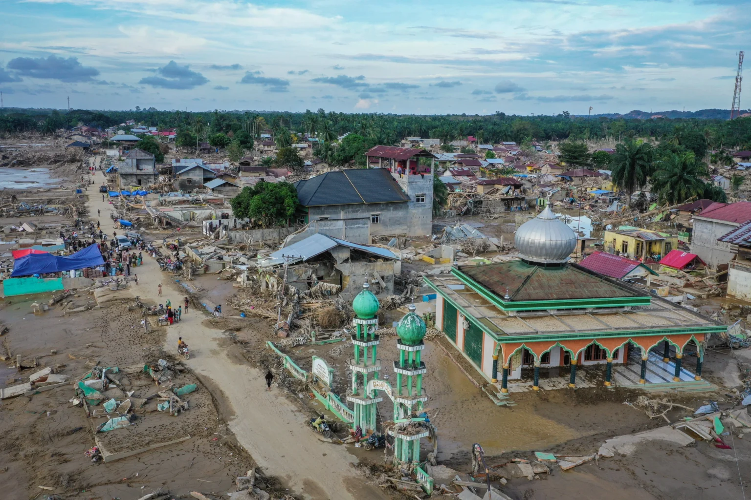 Suasana pusat Kota Kuala Simpang yang luluh lantak akibat banjir bandang di Aceh Tamiang, Aceh