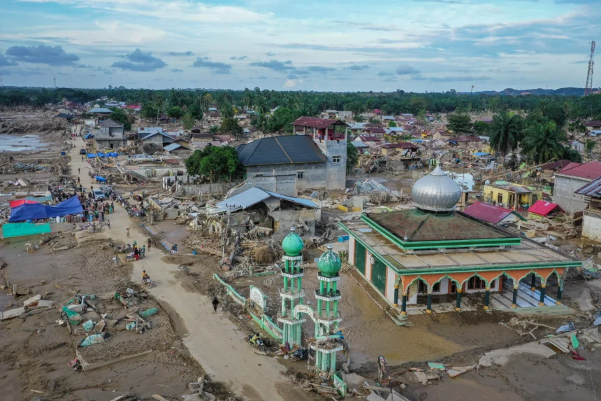 Suasana pusat Kota Kuala Simpang yang luluh lantak akibat banjir bandang di Aceh Tamiang, Aceh