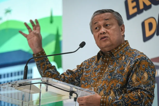 Gubernur Bank Indonesia Perry Warjiyo menyampaikan sambutan saat membuka acara Talkshow Bank Indonesia Bersama Masyarakat (BIRAMA) 2025 di Jakarta, Senin (1/12/2025).
