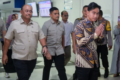 Wakil Presiden Gibran Rakabuming Raka (kanan) didampingi Kepala Badan Gizi Nasional (BGN) Dadan Hindayana (kiri) berjalan meninggalkan gedung RSUD Koja di Jakarta