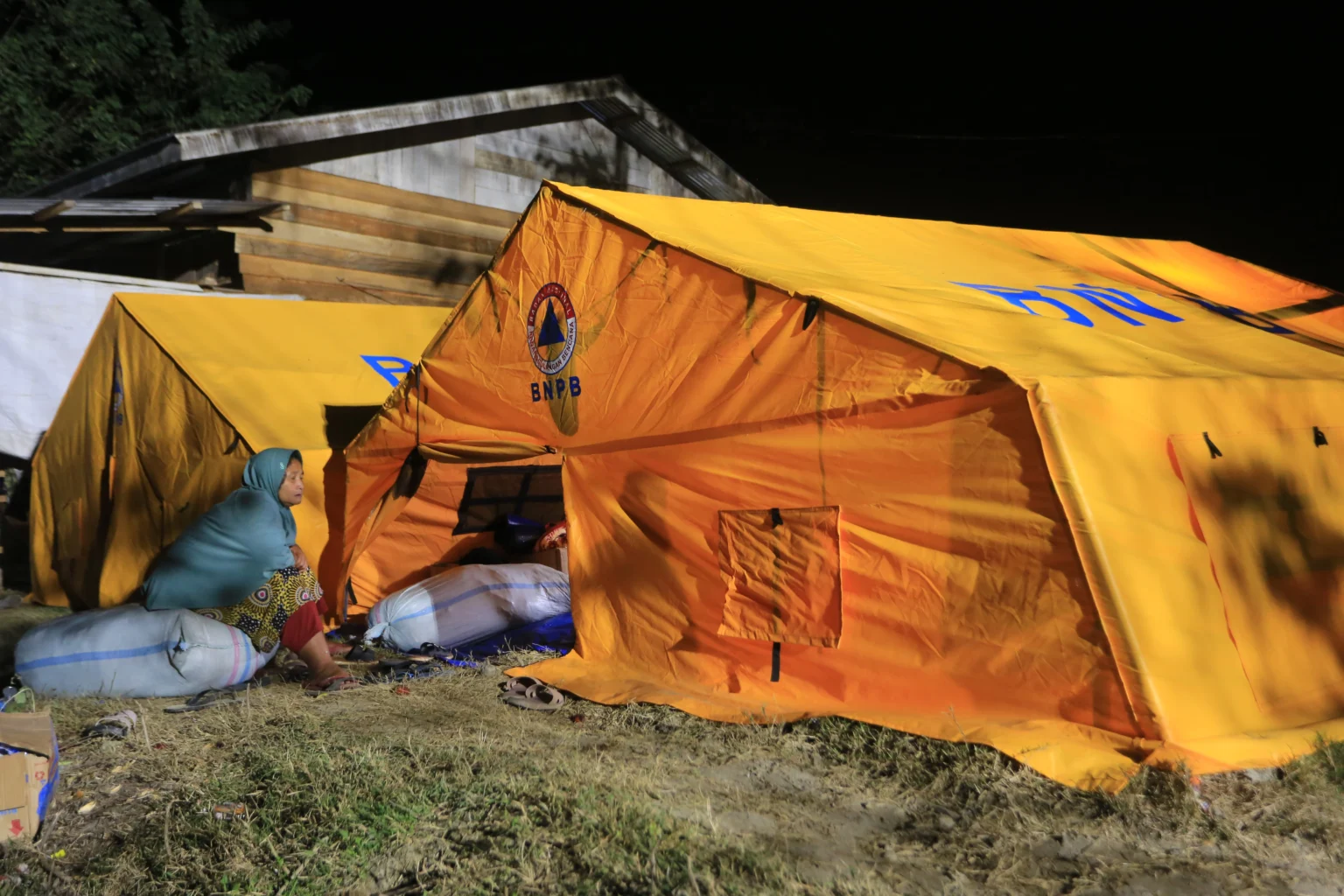 Warga korban banjir di tenda pengungsian