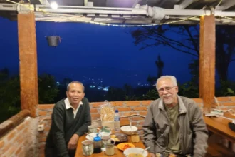 Penyanyi lagendaris Iwan Fals bersama koordinator Forum Wartawan Kebangsaan Raja Parlindungan Pane