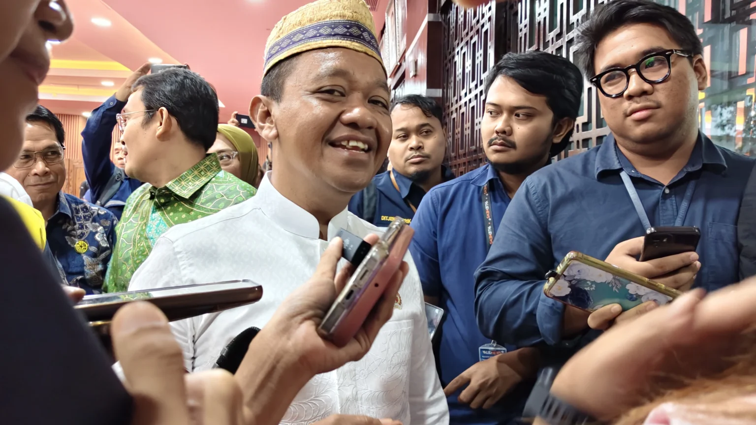 Menteri ESDM Bahlil Lahadalia di kantornya, Jumat 19 Desember 2025.