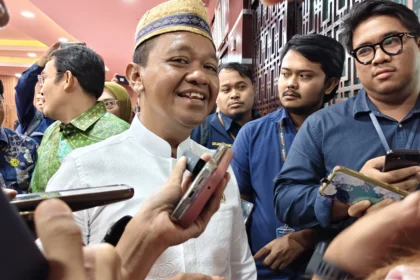 Menteri ESDM Bahlil Lahadalia di kantornya, Jumat 19 Desember 2025.