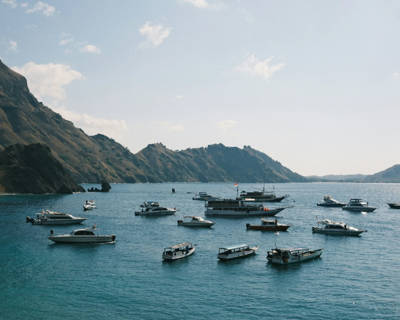 Deretan kapal wisata di perairan Labuan Bajo, Manggarai Barat, NTT. (Sumber: Unsplash/Dhiemas Afif Febriyan)