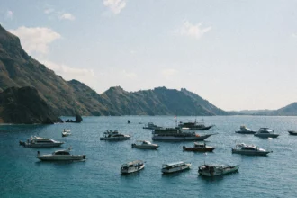 Deretan kapal wisata di perairan Labuan Bajo, Manggarai Barat, NTT. (Sumber: Unsplash/Dhiemas Afif Febriyan)