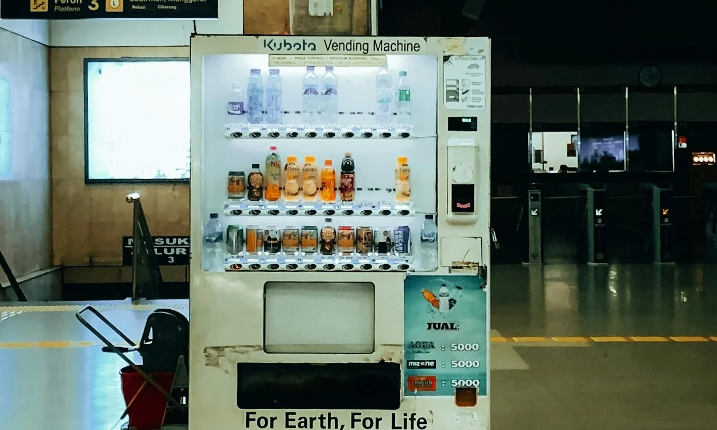 Ilustrasi Minuman Berpemanis dalam Vending Machine.