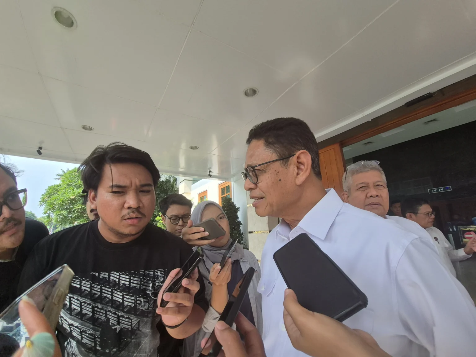 Wakil Menteri Energi dan Sumber Daya Mineral (ESDM) Yuliot Tanjung Saat Doorstop di Kementerian ESDM.