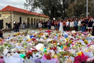 Karangan bunga dikirimkan warga Sydney di Kawasan Bondi Beach