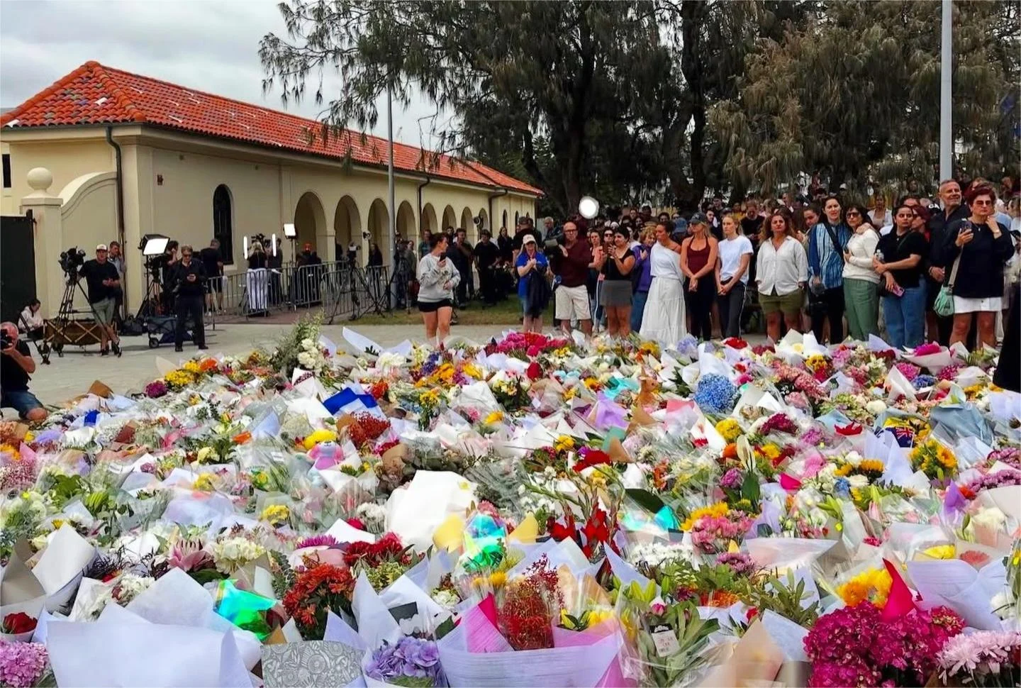 Karangan bunga dikirimkan warga Sydney di Kawasan Bondi Beach
