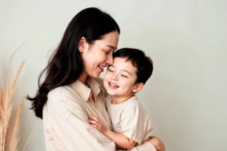 Seorang Ibu mengendong anaknya