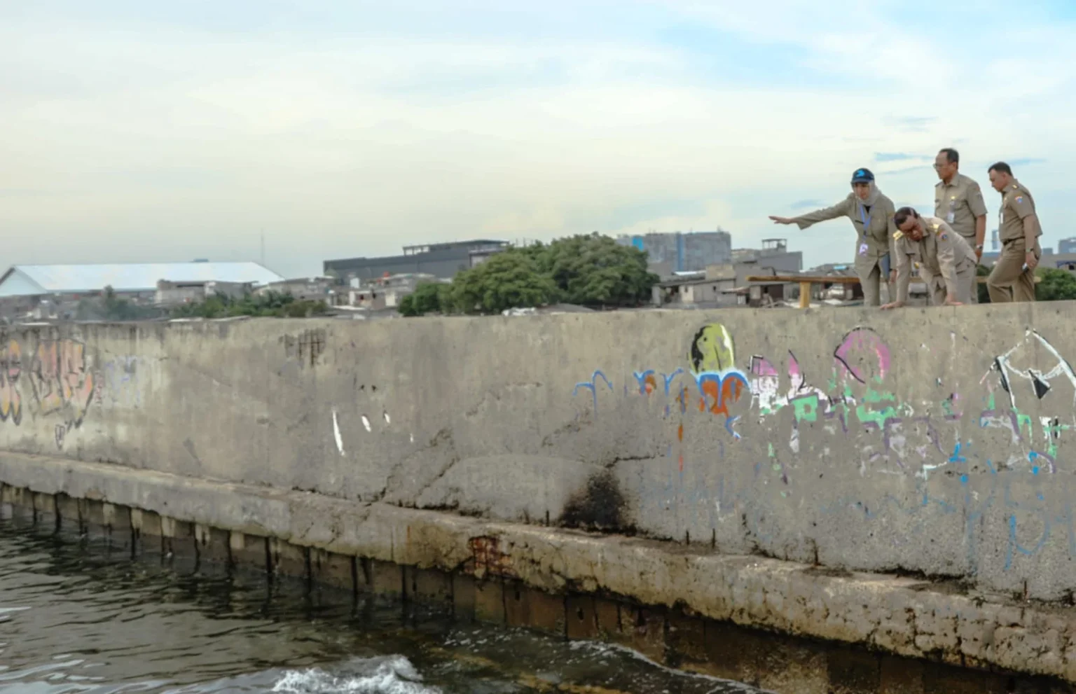 Gubernur DKI Jakarta, Pramono Anung meninjau tanggul pengaman pantai di Muara Baru, Penjaringan, Jakarta Utara