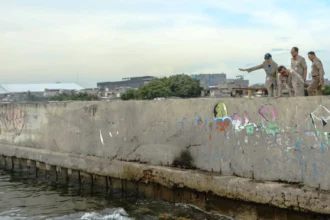 Gubernur DKI Jakarta, Pramono Anung meninjau tanggul pengaman pantai di Muara Baru, Penjaringan, Jakarta Utara