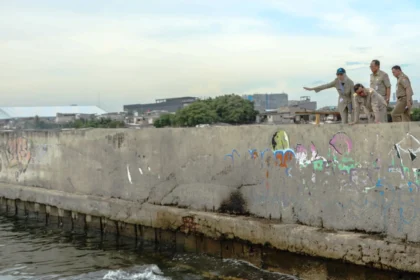 Gubernur DKI Jakarta, Pramono Anung meninjau tanggul pengaman pantai di Muara Baru, Penjaringan, Jakarta Utara