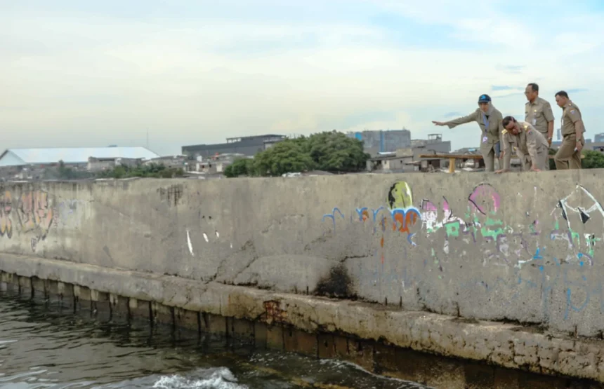 Gubernur DKI Jakarta, Pramono Anung meninjau tanggul pengaman pantai di Muara Baru, Penjaringan, Jakarta Utara