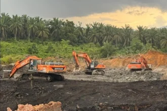 Caption: Alat berat jenis excavator dan satu unit dump truck di aktivitas tambang ilegal di Kalimantan Timur