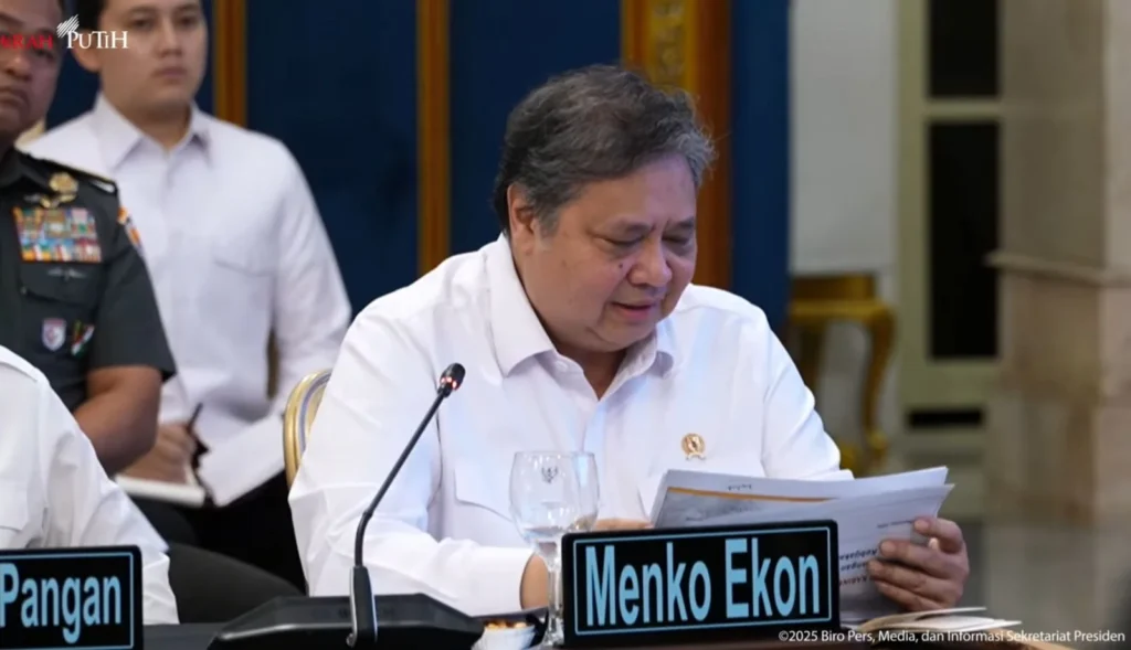 Menko Perekonomian Airlangga Hartarto dalam sidang kabinet di Istana Negara