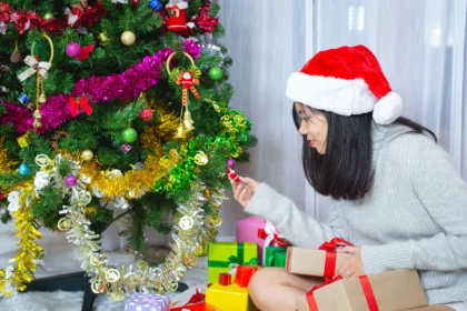 Ilustrasi menghias pohon natal