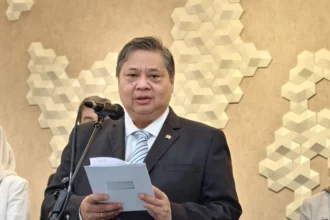 Menko Perekonomian Airlangga Hartarto di Kantornya, Kamis (11/12)