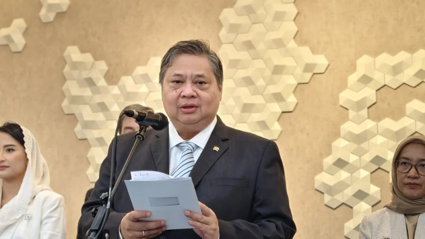 Menko Perekonomian Airlangga Hartarto di Kantornya, Kamis (11/12)