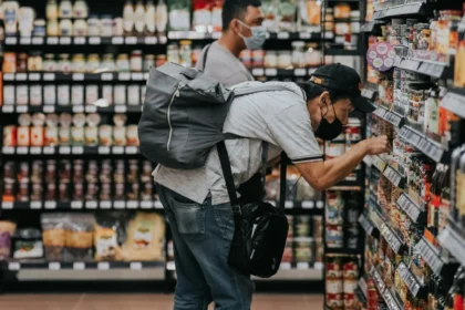 Ilustrasi konsumen belanja di supermarket.