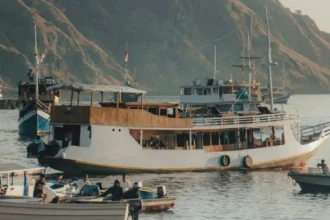 Ilustrasi kapal pinisi wisata di kawasan Labuan Bajo, NTT.