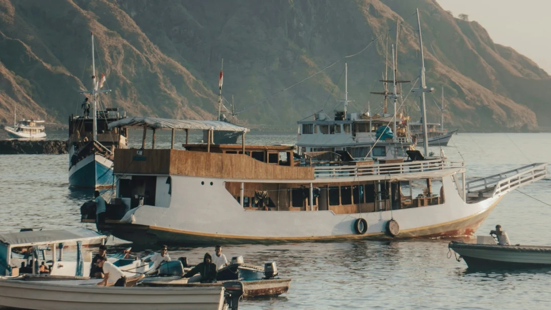 Ilustrasi kapal pinisi wisata di kawasan Labuan Bajo, NTT.