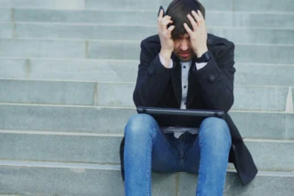 Ilustrasi Pekerja di PHK. (Sumber: Unsplash/Vitaly Gariev )