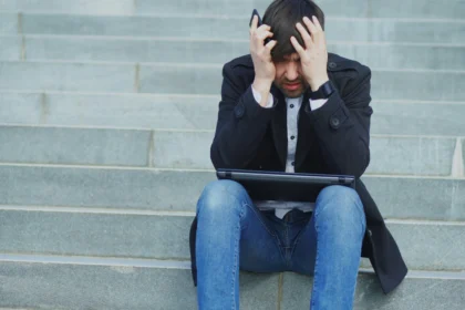 Ilustrasi Pekerja di PHK. (Sumber: Unsplash/Vitaly Gariev )