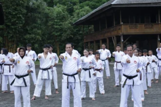 Paman Birin penyandang sabuk DAN VIII Karate saat latihan bersama.