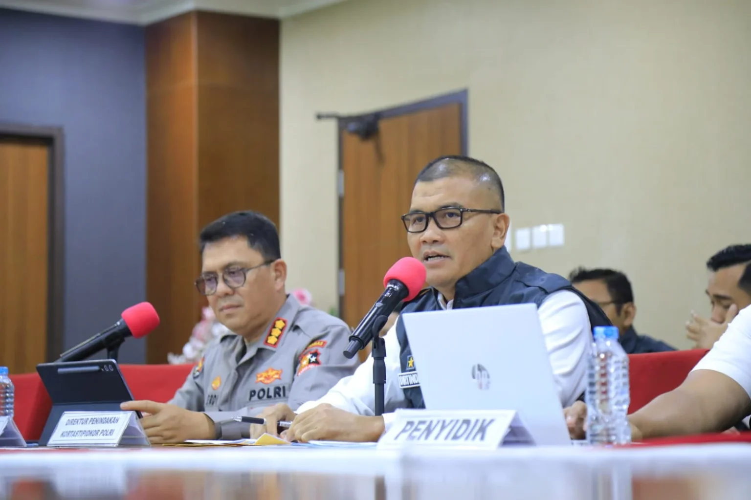 Direktur Tindak Pidana Korupsi Brigjen Pol Totok Suharyanto, memimpin konferensi pers dugaan korupsi PJUTS yang menjerat eks pejabat Kementerian ESDM, 31 Desember 2025.