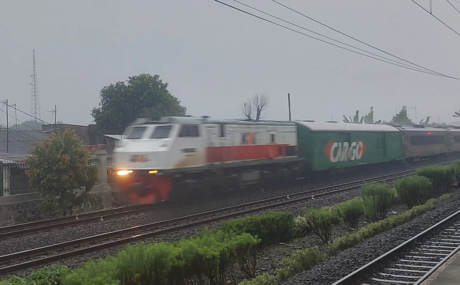 Kereta jarak jauh saat melintas