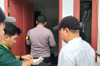 Kepolisian melakukan olah TKP temuan satu keluarga tewas di Warakas, Jakarta Utara.