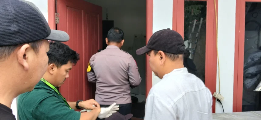 Kepolisian melakukan olah TKP temuan satu keluarga tewas di Warakas, Jakarta Utara.