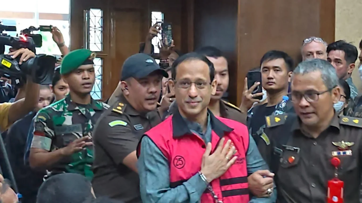 Majelis Hakim PN Jakpus langsung terapkan KUHAP baru pada sidang perdana Nadiem Makarim.