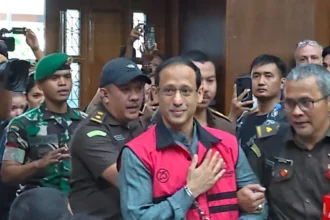Majelis Hakim PN Jakpus langsung terapkan KUHAP baru pada sidang perdana Nadiem Makarim.