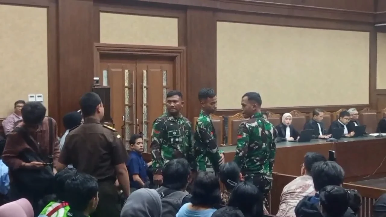 Tiga anggota TNI ditegur oleh Majelis Hakim pada saat sidang Nadiem Makarim berlangsung.