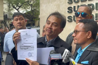 Roy Suryo saat menunjukkan bukti pelaporan