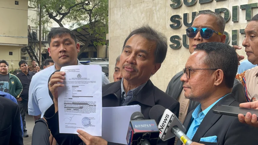 Roy Suryo saat menunjukkan bukti pelaporan