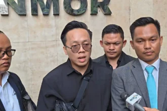 Korban penipuan investasi kripto Timothy Ronald, Younger (kemeja hitam) di dampingi kuasa hukumnya Jajang (Jas abu-abu dasi biru) jelang diperiksa penyidik Polda Metro jaya