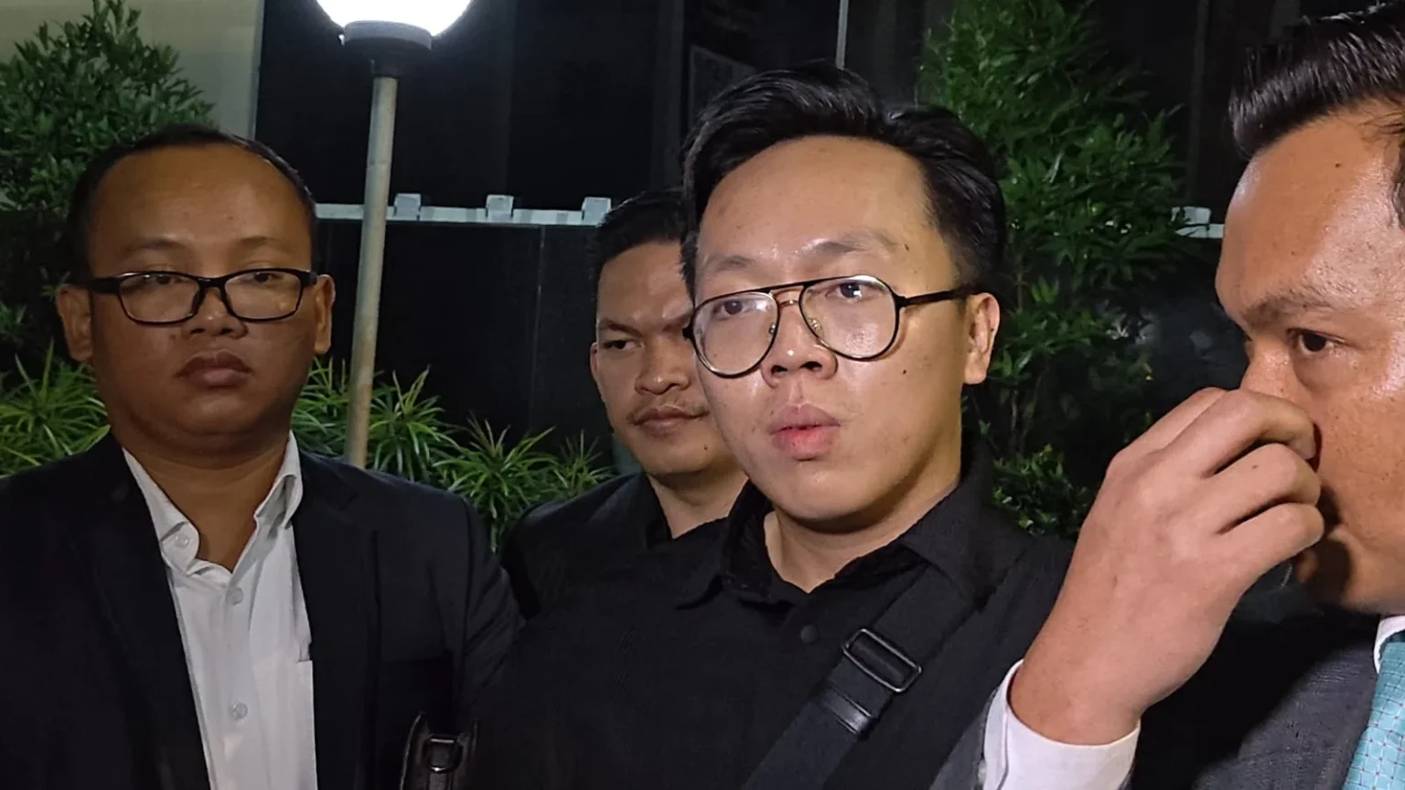 Korban penipuan investasi kripto, Younger menceritakan awal mula mau menjadi member akademi Cyripto Timothy Ronald. (Sumber: Owrite/Rahmat Baihaqi)