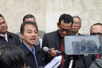 Eks Menpora Roy Suryo Cs mendatangi Polda Metro Jaya menanggapi soal putusan KIP. (Sumber: Istimewa)