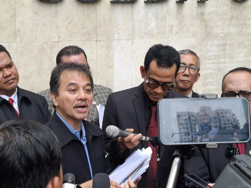Eks Menpora Roy Suryo Cs mendatangi Polda Metro Jaya menanggapi soal putusan KIP. (Sumber: Istimewa)