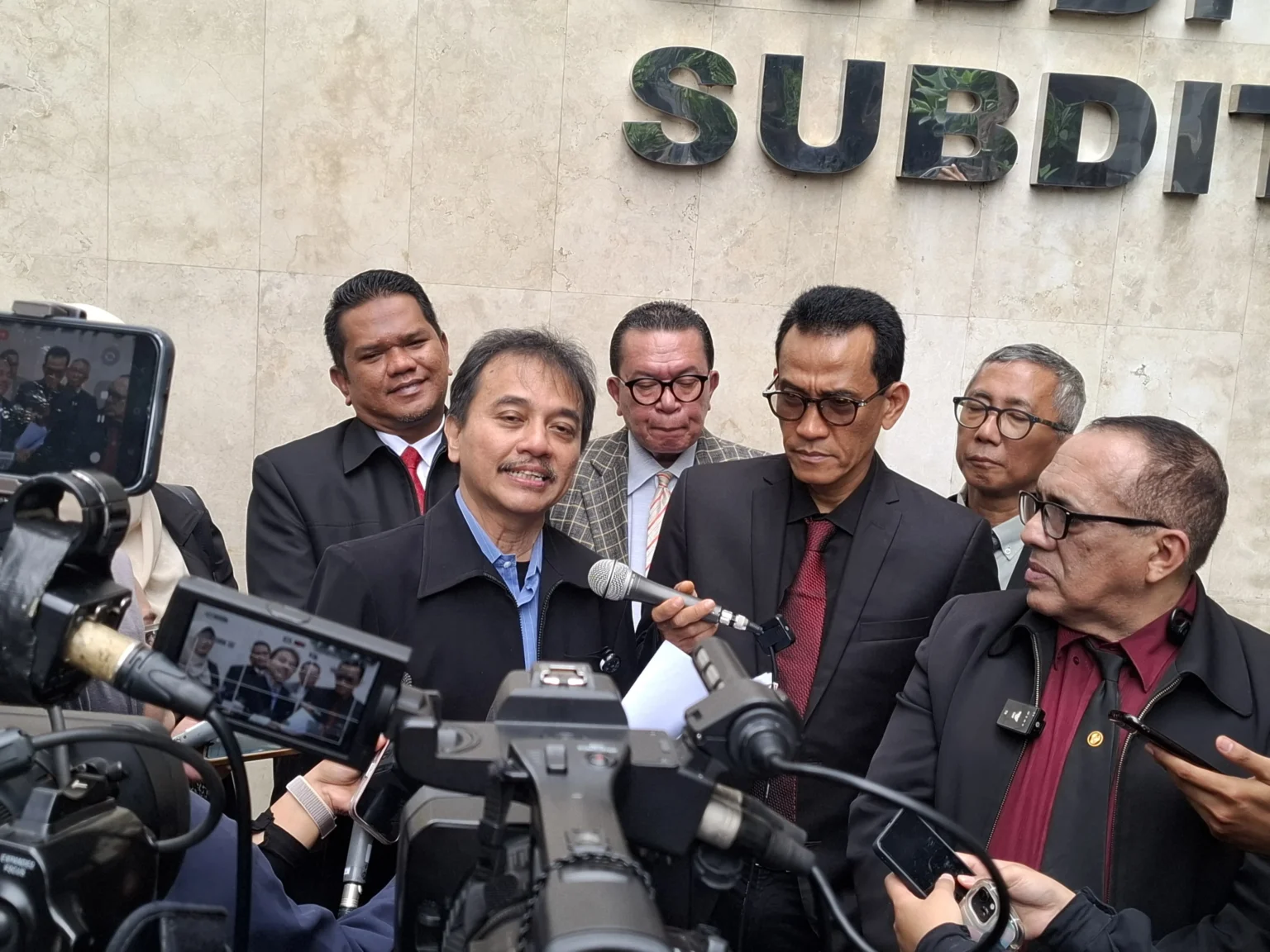 Roy Suryo menanggapi soal pertemuan Eggi dan Damai dengan Jokowi di Solo.