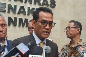 Pakar Hukum Tata Negara Refly Harun, yang juga kuasa hukum Roy Suryo cs, saat mendatangi Polda Metro Jaya, Selasa, 20 Januari 2026.
