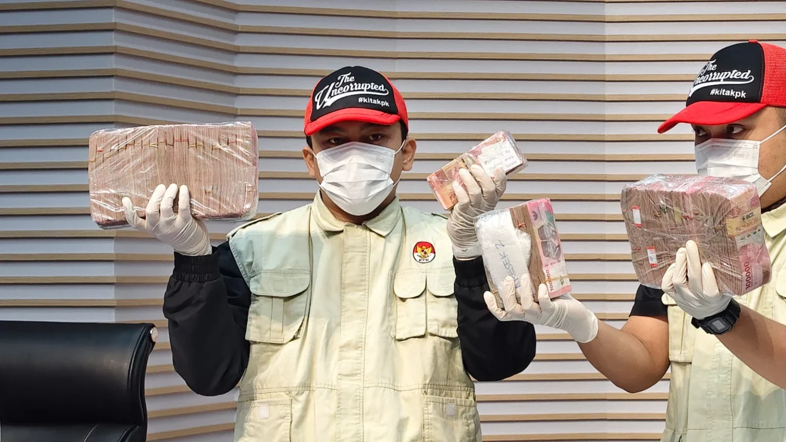 Uang Rp2,6 miliar hasil dari jual beli jabatan yang dilakukan Bupati Pati Sudewo.