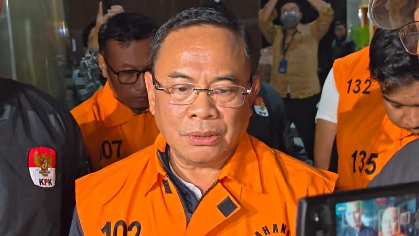 Bupati Pati, Sudewo memakai rompi oranye tahanan KPK usai ditetapkan tersangka korupsi jual beli jabatan calon perangkat desa.